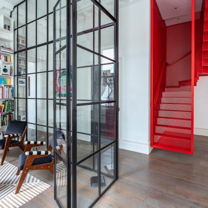 Floating red residence: Μια σύγχρονη κατοικία στο Λονδίνο που εντυπωσιάζει με τις statement λεπτομέρειες 