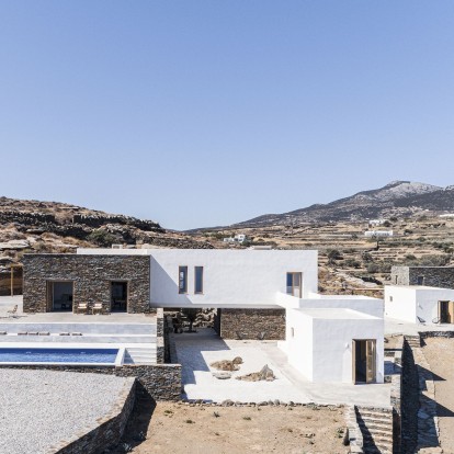 Ένα σύγχρονο κυκλαδίτικο καταφύγιο στη Σίφνο τιμά την παραδοσιακή αρχιτεκτονική