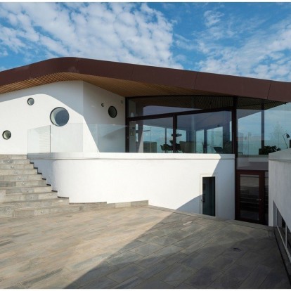 Μια φουτουριστική κατοικία στη Δανία δίνει την αίσθηση πως βγήκε απευθείας από το μέλλον