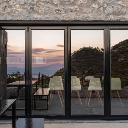 Rural House: Mια κατοικία στην Πελοπόννησο που αναδεικνύει άψογα τα φυσικά υλικά της περιοχής