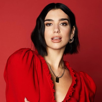 H Dua Lipa ανατρέχει στις πιο iconic μουσικές στιγμές της πορείας της