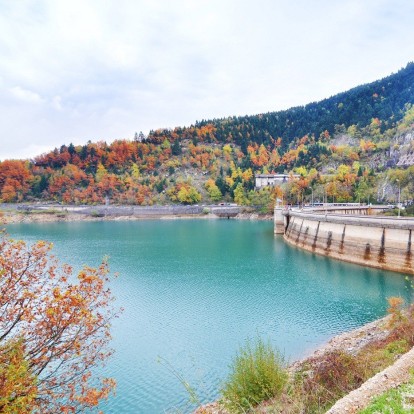 Πανέμορφες λίμνες στην Ελλάδα που μετατρέπονται στο απόλυτο fall καταφύγιο