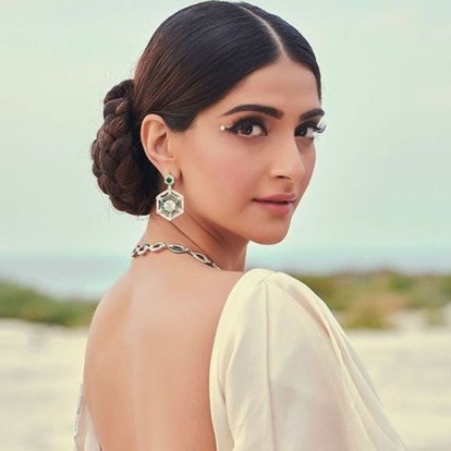 In My Lady: Η Sonam Kapoor μάς δείχνει τι έχει μέσα στη Lady Dior τσάντα της