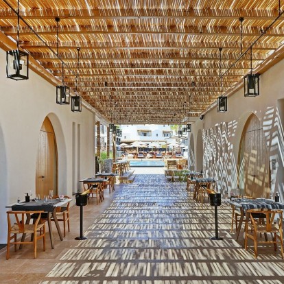 Το νέο, πολυτελές resort που προσφέρει μια ολιστική εμπειρία διαμονής στην ονειρική Σαντορίνη