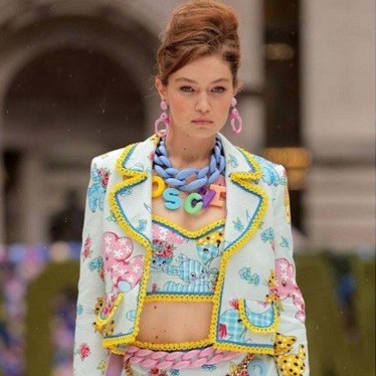 New York Fashion Week: Η Gigi Hadid έκλεψε τις εντυπώσεις στα shows των Moschino & ﻿﻿Proenza Schouler