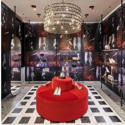 Η boutique του Valentino μεταμορφώνεται σε θεατρική σκηνή με αφορμή το opening του Salone del Mobile