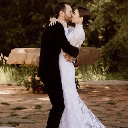 Lily Collins & Charlie McDowell: Ο γάμος τους στο Colorado θύμιζε παραμύθι από άλλη εποχή