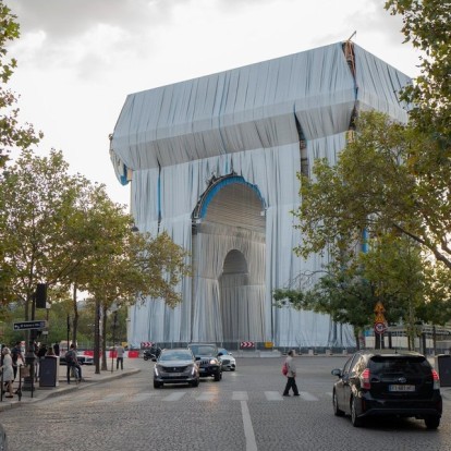 Arc de Triomphe: Το θρυλικό μνημείο του Παρισιού «ντύνεται» με μια δημιουργία του καλλιτέχνη Christo