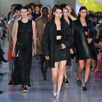 Milan Fashion Week: Η Gigi Hadid και η Irina Shayk «έκλεισαν» το φαντασμαγορικό show της Max Mara 