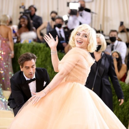 Met Gala is back: High fashion δημιουργίες, A-list stars & πολλή λάμψη στο πιο φαντασμαγορικό event μόδας