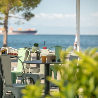 Η βόλτα στη Νέα Παραλία αποκτά νέα διάσταση με το The Glass Box Project, συνδυάζοντας απίστευτη θέα με απίθανες γεύσεις