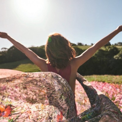 Η νέα καμπάνια του iconic Miss Dior με την Natalie Portman είναι ωδή στην αισιοδοξία