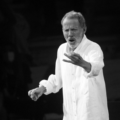 To Ηρώδειο «πλημμύρισε» με μουσικές που επιμελήθηκε ο Σταύρος Ξαρχάκος για τα 200 χρόνια Δημοτικό τραγούδι 