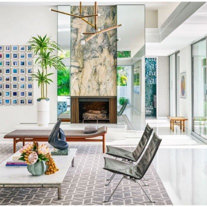 Μια light-filled κατοικία στο Beverly Hills αποτυπώνει τα έντονα χρώματα με κομψό τρόπο