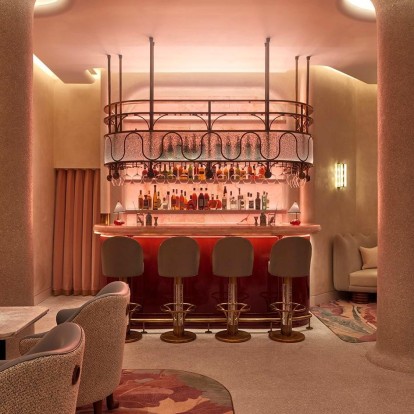 Art Bar: To νέο Red Room του Connaught στο Λονδίνο σερβίρει το καλύτερο κρασί στον κόσμο