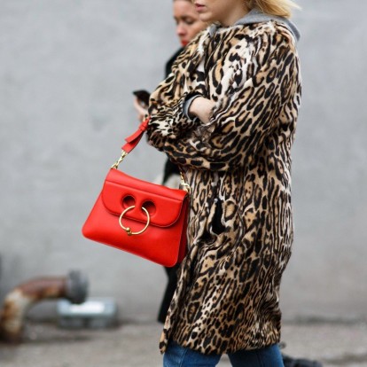 Οι πιο φωτεινές τσάντες της σεζόν για updated winter looks