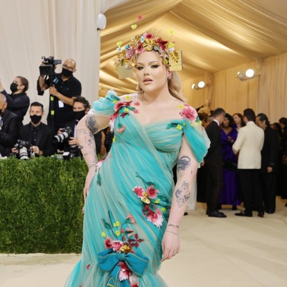 Δείτε την προετοιμασία της NikkieTutorials για το φετινό Met Gala