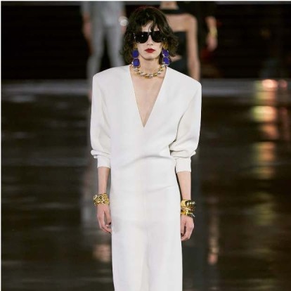 Paris Fashion Week: O Saint Laurent επαναφέρει τη θηλυκότητα των '80s 