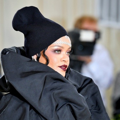 Ο James Corden γίνεται ο προσωπικός βοηθός της Rihanna για μία ημέρα