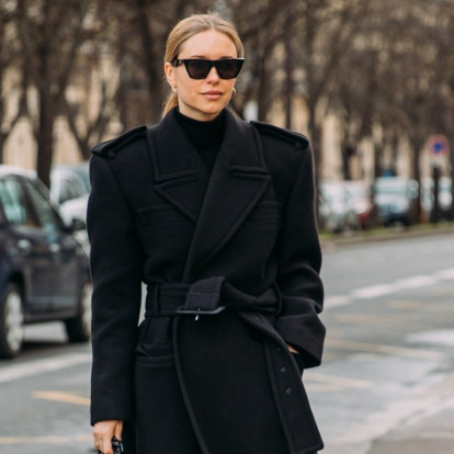 Black is the new black: 14 μαύρα παλτό για όλες τις γυναίκες