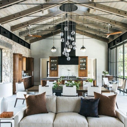 Μια απίθανη κατοικία στην California αναδεικνύει τους bold τόνους στη διακόσμηση