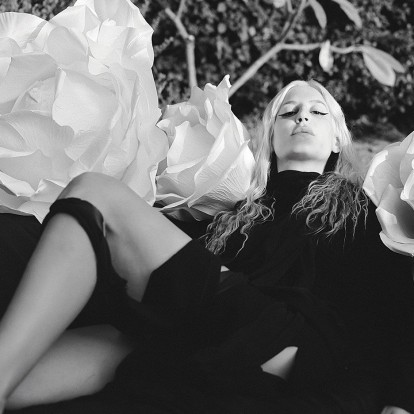 Ιωάννα Γκίκα: Η «φωνή» που έντυσε το Dior show στην Αθήνα επανέρχεται με μια συναρπαστική συνεργασία στο Netflix 