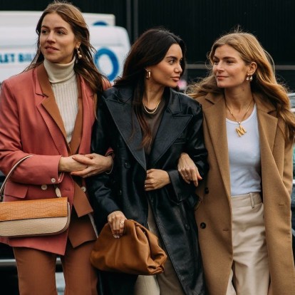 Mid-season sales: Ποια κομμάτια αξίζει να αγοράσετε στις εκπτώσεις 