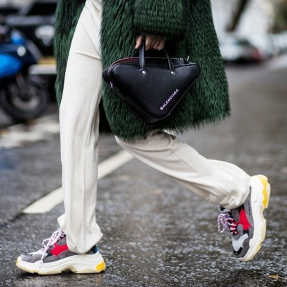 Casual & Chic: Δημιουργήστε τα πιο μοντέρνα looks της σεζόν με τα sneakers 