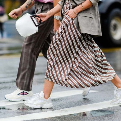 14 trendy sneakers κατάλληλα και για τη βροχή 