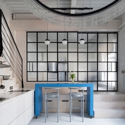 Περιηγηθείτε σε ένα υπερσύγχρονο διαμέρισμα που αποτυπώνει την έννοια του μινιμαλισμού