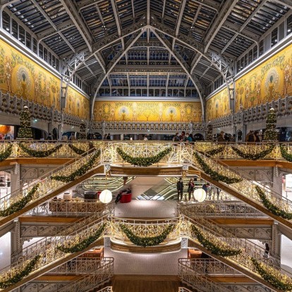 La Samaritaine: Το θρυλικό mall «φόρεσε» τα γιορτινά του και μας εντυπωσιάζει 