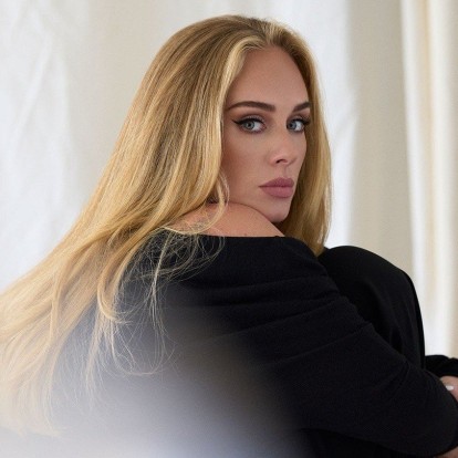 Δείτε τα bloopers του νέου video clip της Adele για το τραγούδι "Easy On Me"