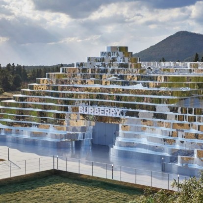 Η Burberry μεταμορφώνει το Jeju Island της Νότιας Κορέας με ένα mirrored installation βγαλμένο από το μέλλον