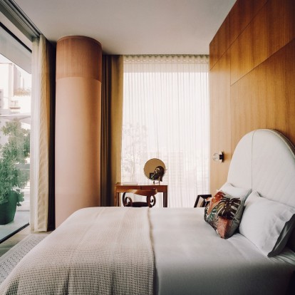 High-end design: Οι γήινοι τόνοι δίνουν σε μια vintage κατοικία μοντέρνα αισθητική      