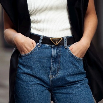 Denim rules: Οι σκούρες αποχρώσεις είναι πιο hot από ποτέ & αυτά τα κομμάτια το επιβεβαιώνουν 