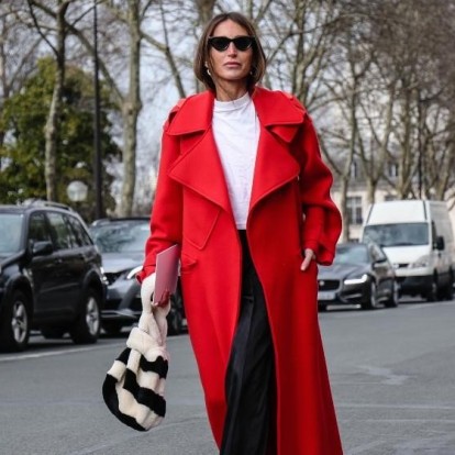Your Coat is on Fire: 4 looks με το πιο statement κομμάτι 