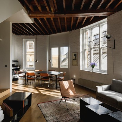 Ο αρχιτέκτονας Jamie Fobert ανοίγει τις πόρτες του βικτωριανού διαμερίσματός του στο Λονδίνο 