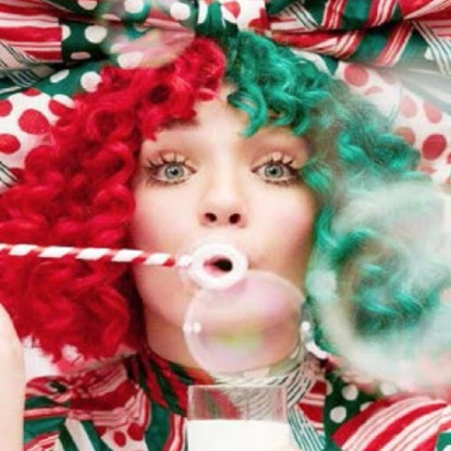 Η Sia μάς βάζει στον Χριστουγεννιάτικο κόσμο της με την κυκλοφορία του νέου της τραγουδιού