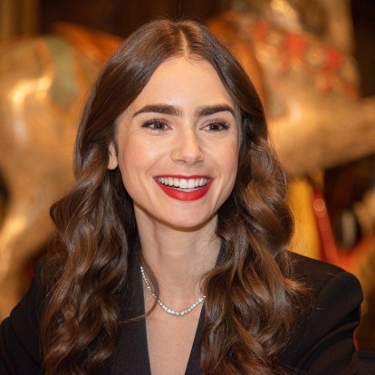 Emily in Paris: Η Lily Collins μιλά για το στιλ της στη σειρά που όλοι αγαπήσαμε