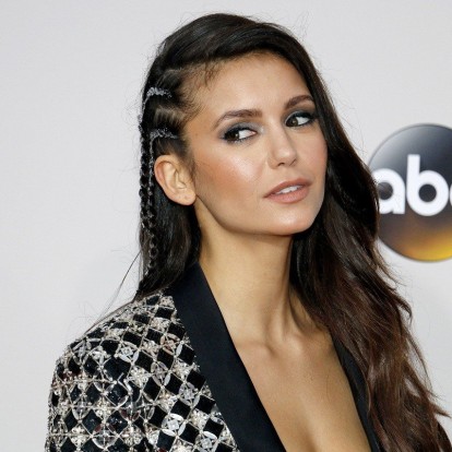 Η Nina Dobrev κάνει μια αναδρομή στα πιο iconic τηλεοπτικά looks της