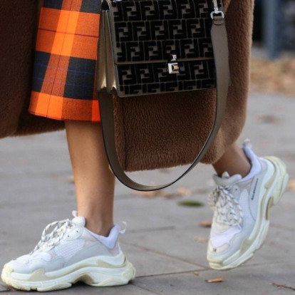 White sneakers: Ποιος είναι ο αγαπημένος σας τρόπος για να τα φορέσετε; 