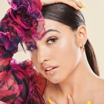 Αυτό είναι το νέο Χριστουγεννιάτικο hit από την τραγουδίστρια Mabel