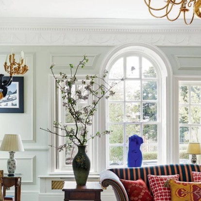 Πώς η παράδοση και ο μοντερνισμός συναντιούνται σε μια απίθανη κατοικία στην Αγγλία