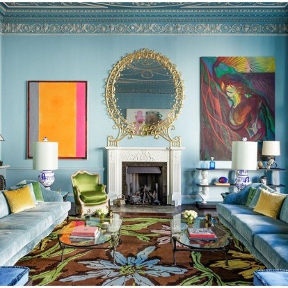 Μέσα στην εντυπωσιακή, γιορτινά στολισμένη κατοικία του Francis Sultana στην Αγγλία