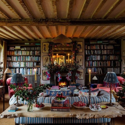 Πώς η Amanda Brooks στόλισε για τα Χριστούγεννα το farmhouse της στην Αγγλία