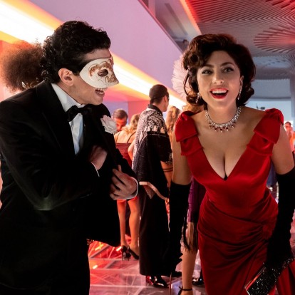 Οι επίκαιρες σειρές & ταινίες που επαναφέρουν τα fashion trends του παρελθόντος