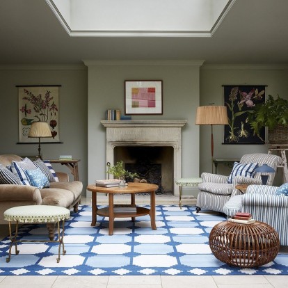 Περιηγηθείτε σε μια ατμοσφαιρική κατοικία στο Λονδίνο όπου οι bold τόνοι κυριαρχούν