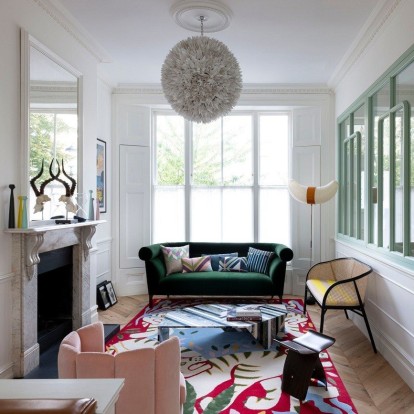 Μια κατοικία που συνδυάζει τον chic χαρακτήρα με τα έντονα χρώματα