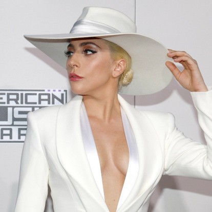 Η Lady Gaga αντριδρά στα πιο ενδιαφέροντα tweets των θαυμαστών της