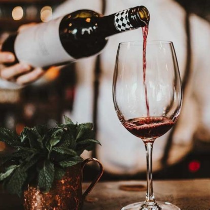 Τα 6 καλύτερα wine bars της Θεσσαλονίκης για τους λάτρεις του είδους 